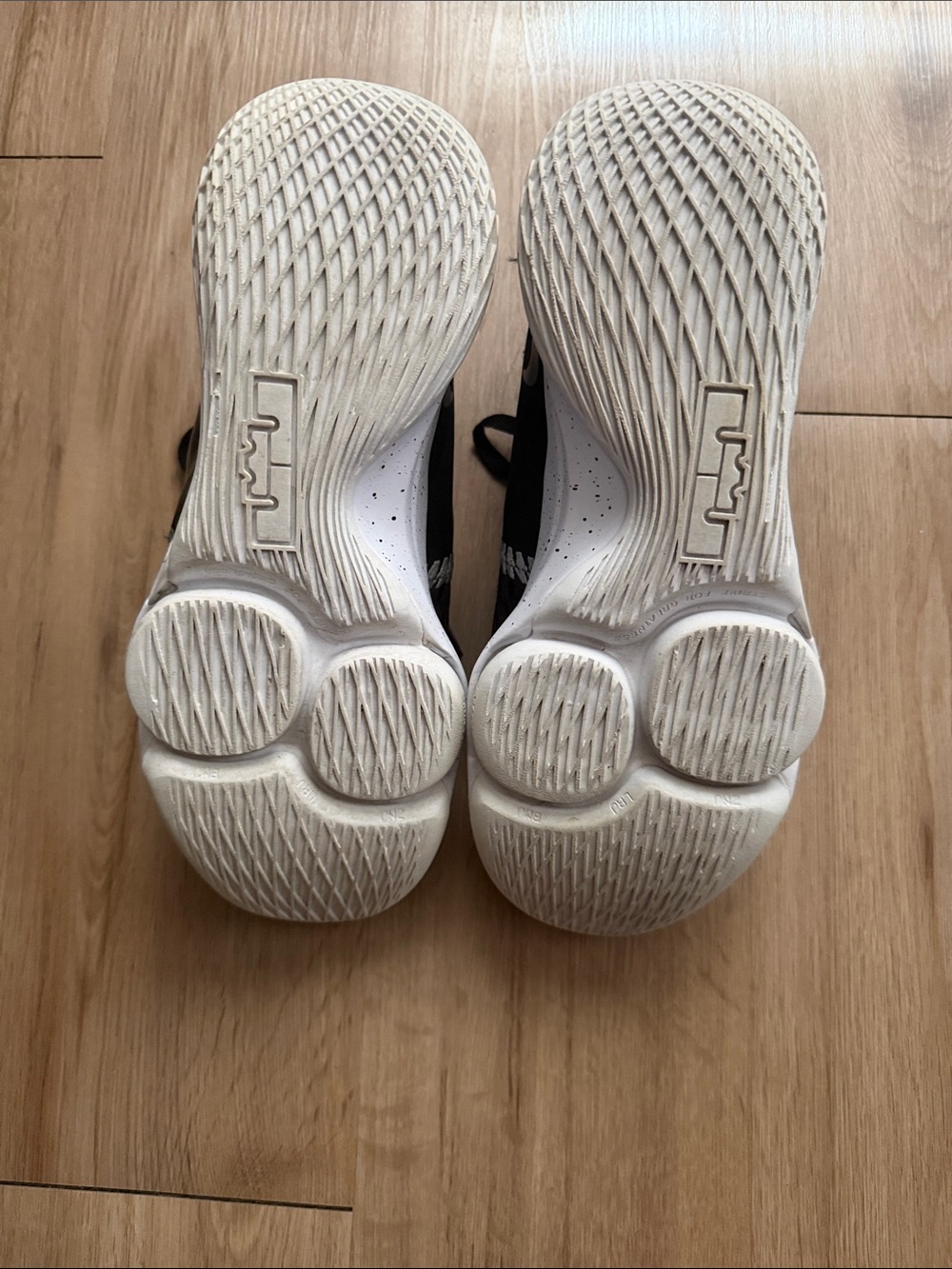 Nike Kyrie Basketball Shoes - Picture 5 of 5